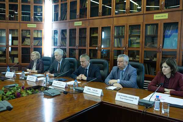 Президиум совещания (слева направо): Оксана Полыгалова, Марат Биматов, Максим Фатеев, Александр Шкирандо, Кира Андроникашвили